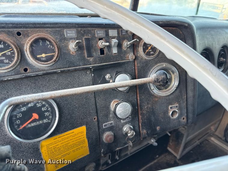 image for item DZ4219 1972 International Transtar 4300 grain truck