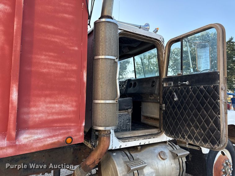 image for item DZ4219 1972 International Transtar 4300 grain truck