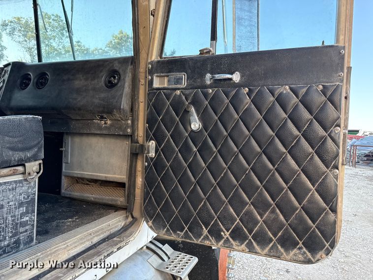 image for item DZ4219 1972 International Transtar 4300 grain truck