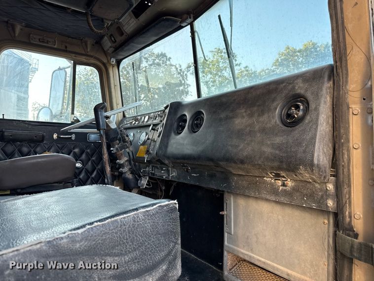 image for item DZ4219 1972 International Transtar 4300 grain truck