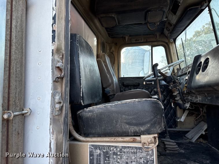 image for item DZ4219 1972 International Transtar 4300 grain truck