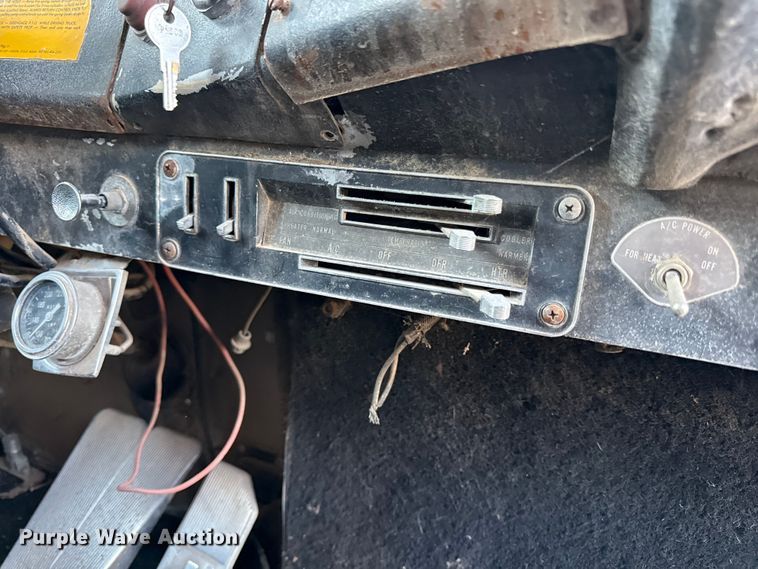 image for item DZ4219 1972 International Transtar 4300 grain truck