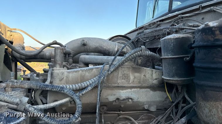 image for item DZ4219 1972 International Transtar 4300 grain truck