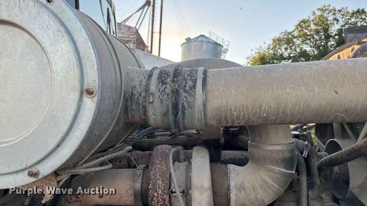 image for item DZ4219 1972 International Transtar 4300 grain truck