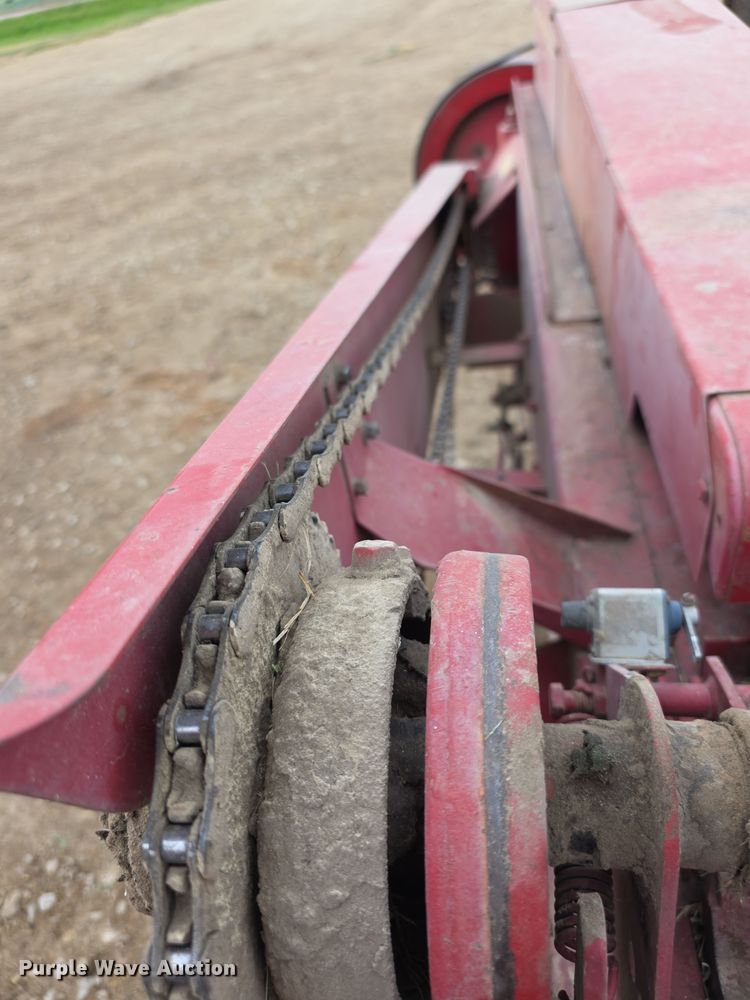 image for item DZ6123 New Holland Hayliner 273 small square baler