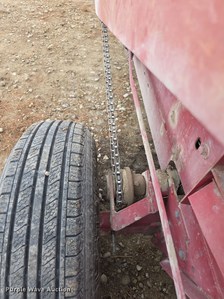 image for item DZ6123 New Holland Hayliner 273 small square baler