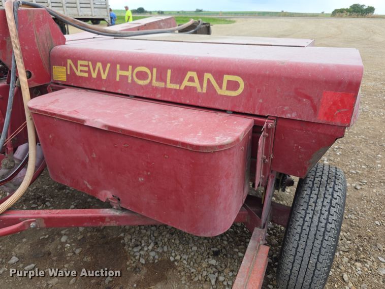image for item DZ6123 New Holland Hayliner 273 small square baler