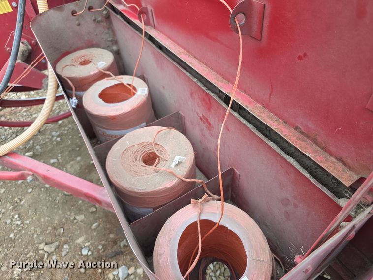 image for item DZ6123 New Holland Hayliner 273 small square baler