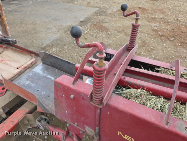 image for item DZ6123 New Holland Hayliner 273 small square baler