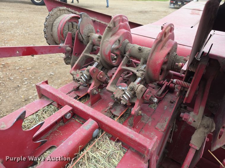 image for item DZ6123 New Holland Hayliner 273 small square baler