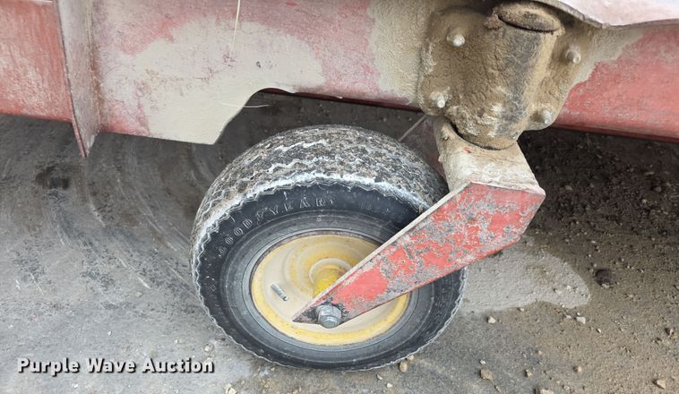 image for item DZ6123 New Holland Hayliner 273 small square baler