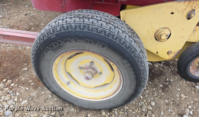 image for item DZ6123 New Holland Hayliner 273 small square baler