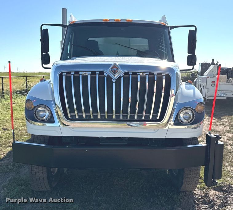 image for item DZ8926 2012 International 7400 feed mixer truck