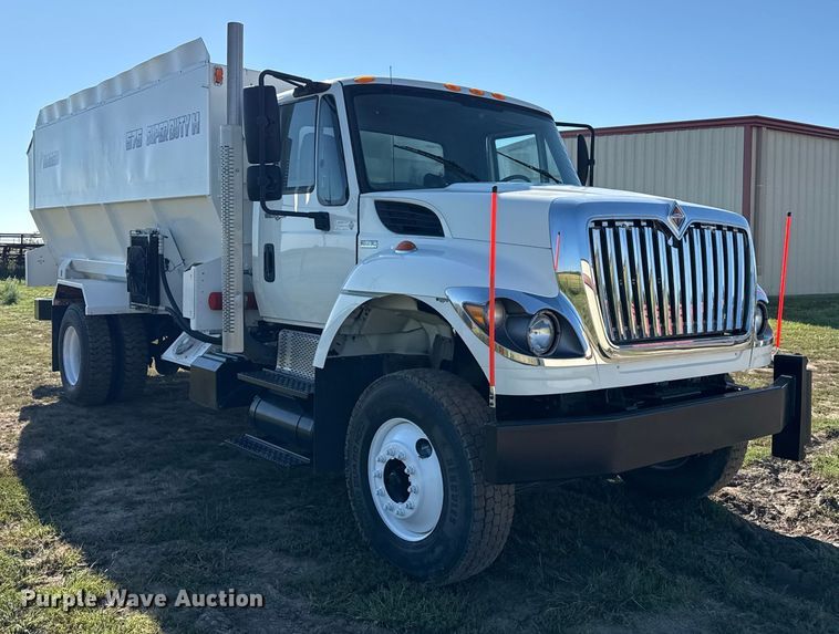 image for item DZ8926 2012 International 7400 feed mixer truck