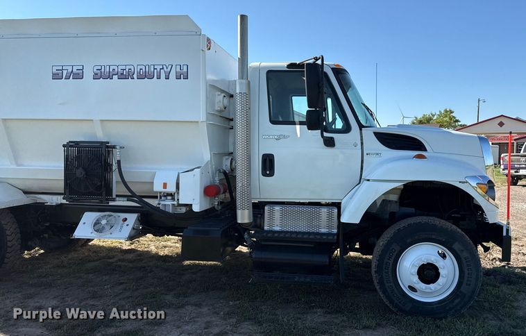 image for item DZ8926 2012 International 7400 feed mixer truck