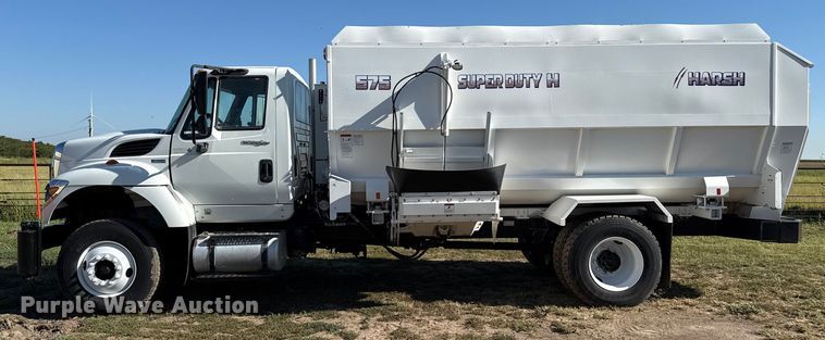 image for item DZ8926 2012 International 7400 feed mixer truck