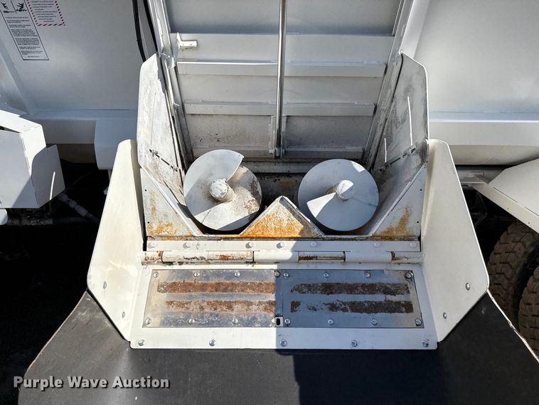 image for item DZ8926 2012 International 7400 feed mixer truck