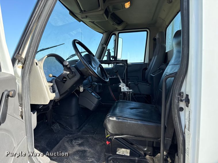 image for item DZ8926 2012 International 7400 feed mixer truck