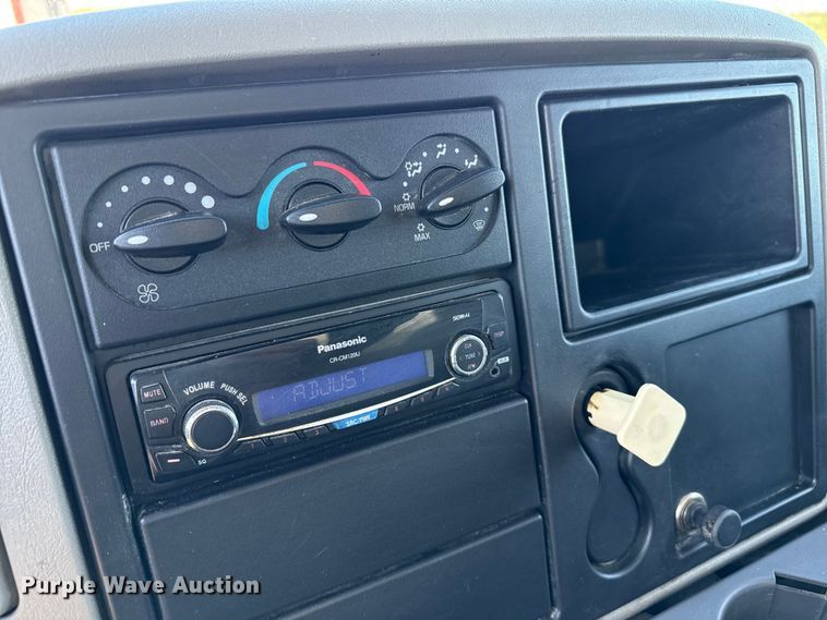 image for item DZ8926 2012 International 7400 feed mixer truck