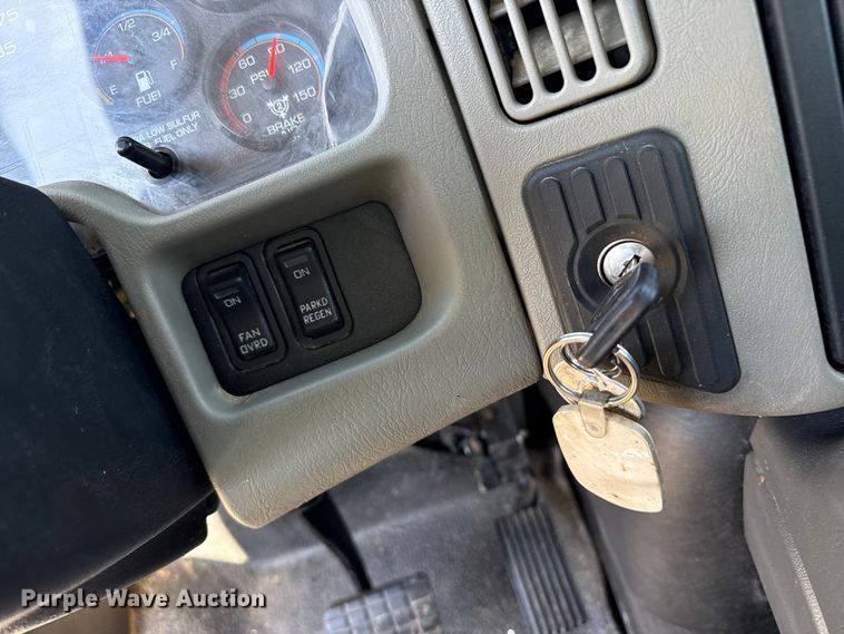 image for item DZ8926 2012 International 7400 feed mixer truck