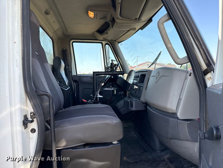 image for item DZ8926 2012 International 7400 feed mixer truck