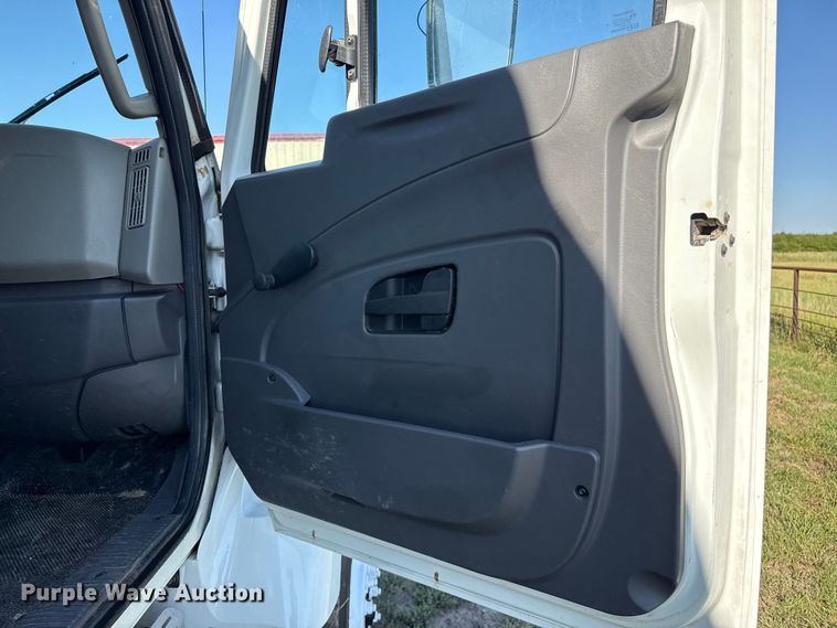 image for item DZ8926 2012 International 7400 feed mixer truck