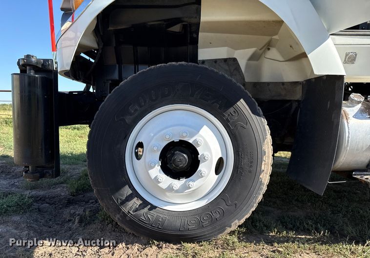 image for item DZ8926 2012 International 7400 feed mixer truck