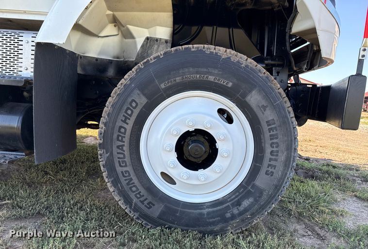 image for item DZ8926 2012 International 7400 feed mixer truck