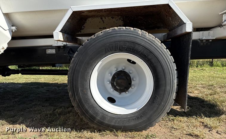 image for item DZ8926 2012 International 7400 feed mixer truck