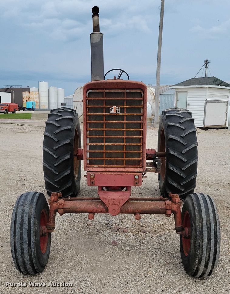 image for item EA2515 International Farmall 826 tractor