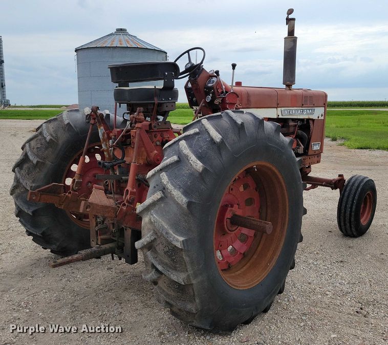 image for item EA2515 International Farmall 826 tractor