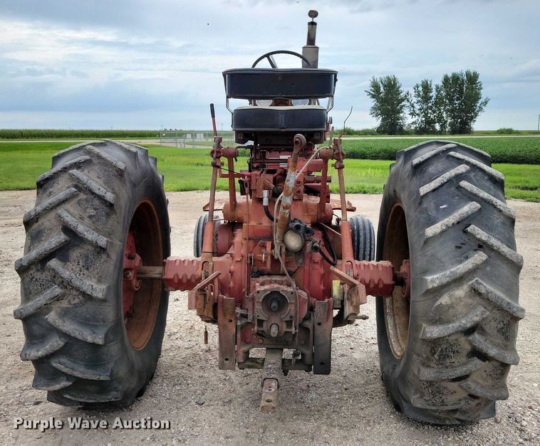 image for item EA2515 International Farmall 826 tractor