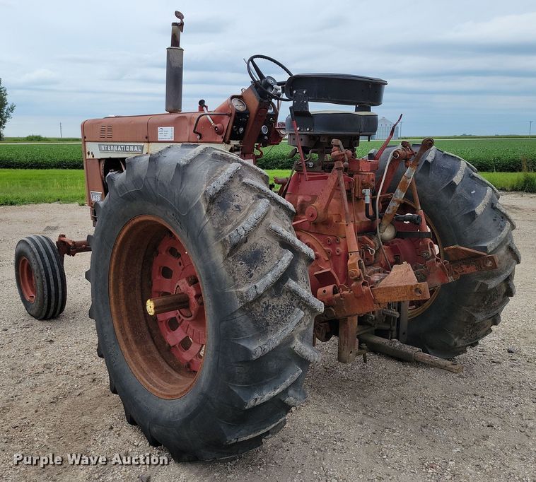 image for item EA2515 International Farmall 826 tractor