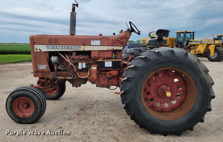 image for item EA2515 International Farmall 826 tractor