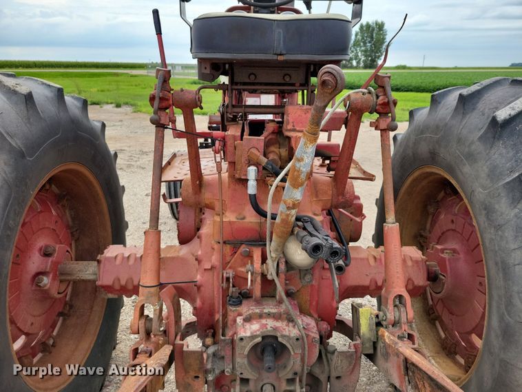 image for item EA2515 International Farmall 826 tractor