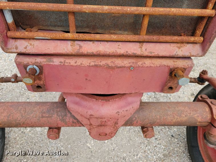 image for item EA2515 International Farmall 826 tractor