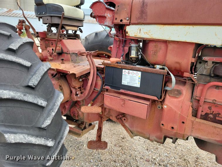 image for item EA2515 International Farmall 826 tractor