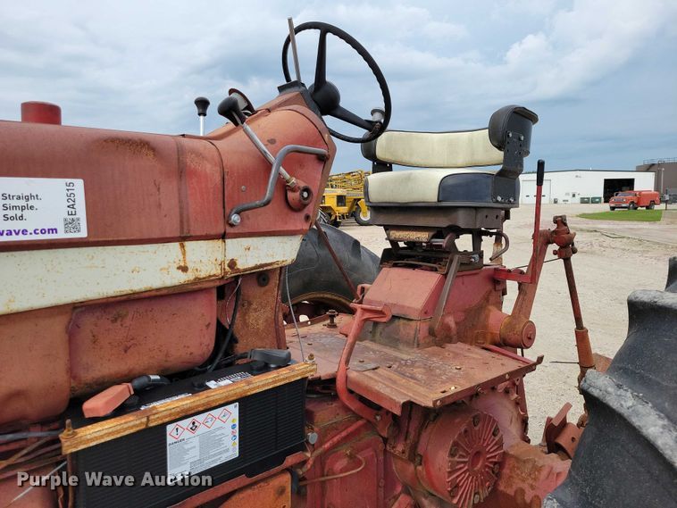 image for item EA2515 International Farmall 826 tractor