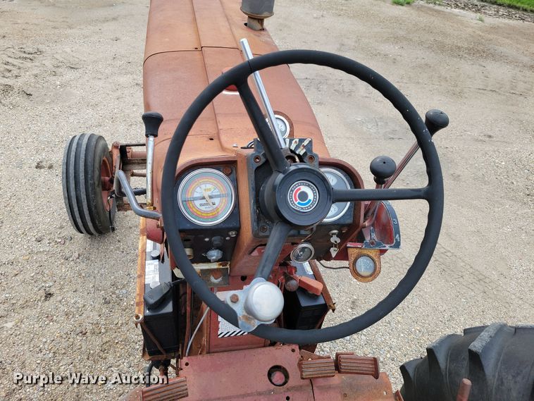 image for item EA2515 International Farmall 826 tractor
