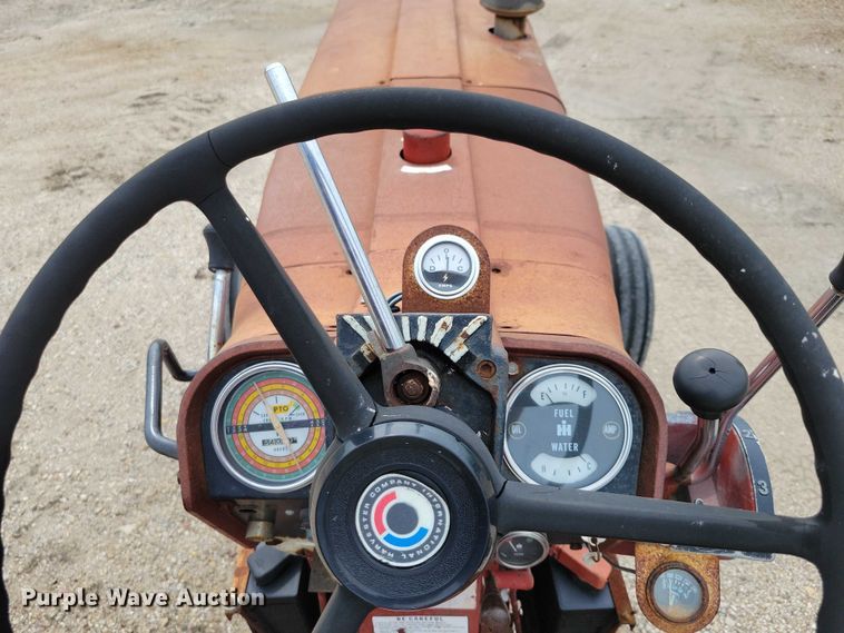 image for item EA2515 International Farmall 826 tractor