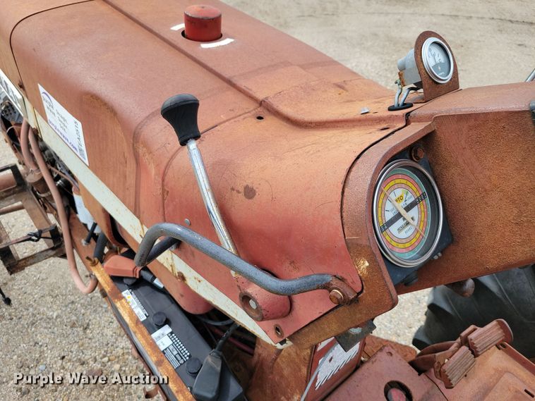 image for item EA2515 International Farmall 826 tractor