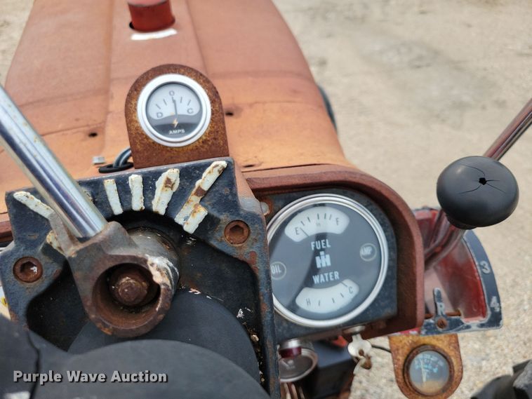 image for item EA2515 International Farmall 826 tractor