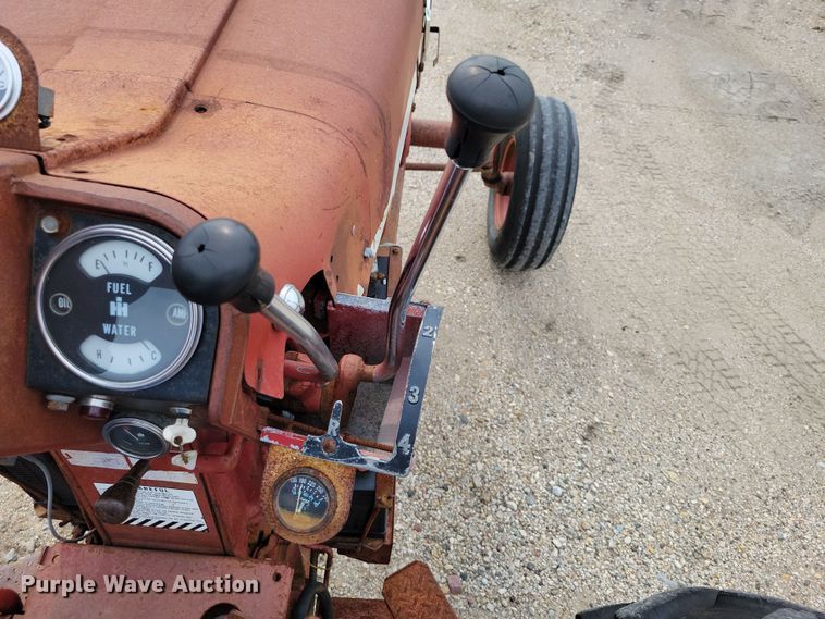 image for item EA2515 International Farmall 826 tractor