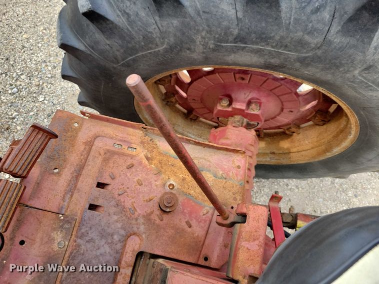 image for item EA2515 International Farmall 826 tractor