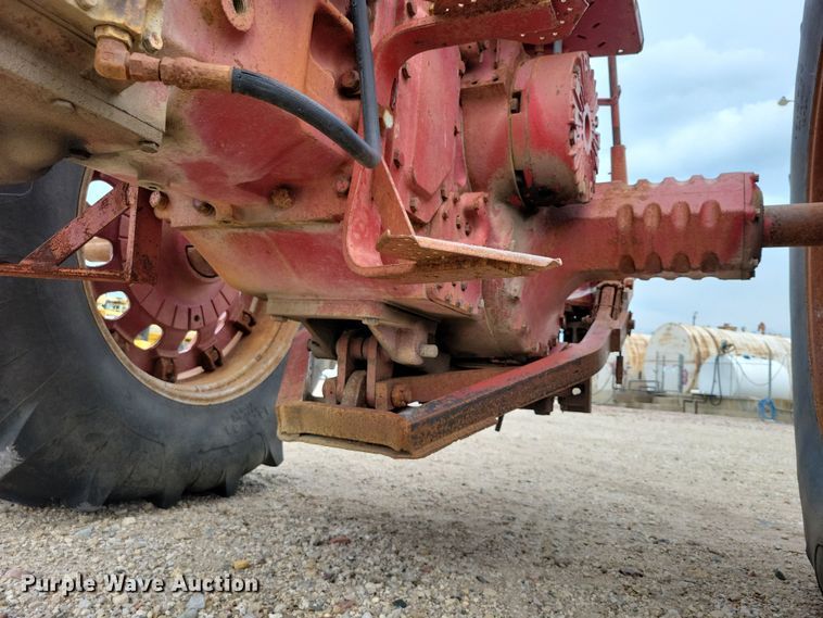 image for item EA2515 International Farmall 826 tractor