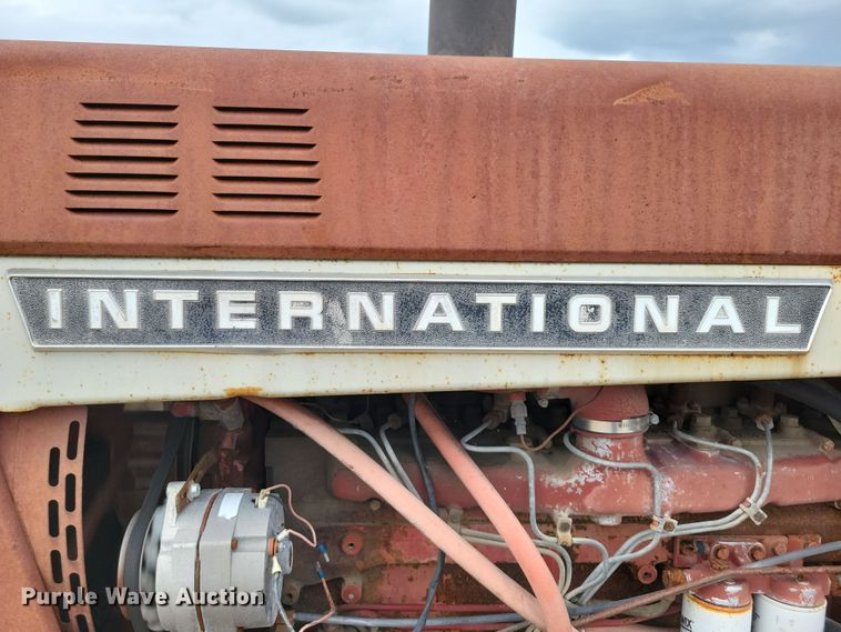 image for item EA2515 International Farmall 826 tractor