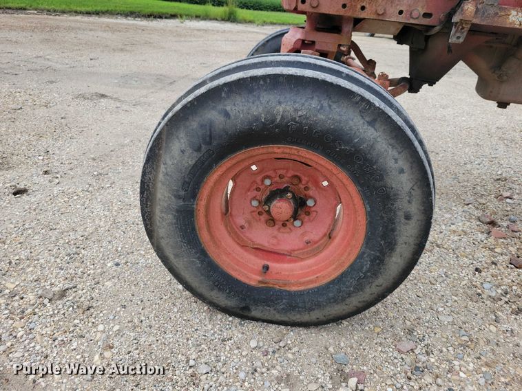 image for item EA2515 International Farmall 826 tractor