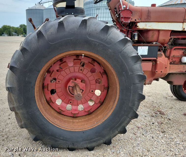 image for item EA2515 International Farmall 826 tractor