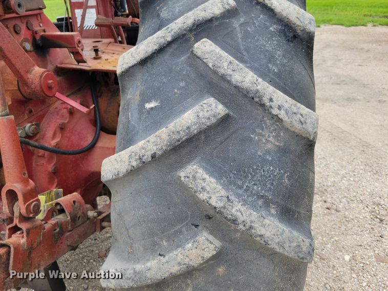 image for item EA2515 International Farmall 826 tractor