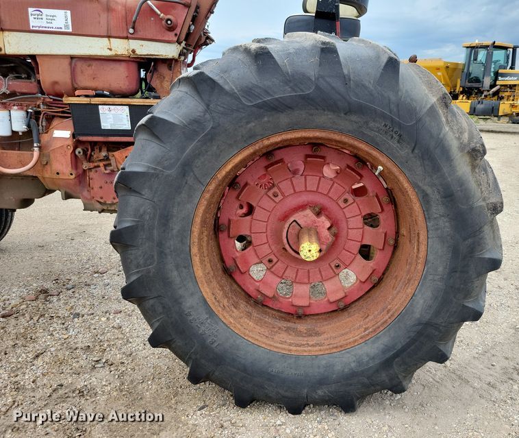 image for item EA2515 International Farmall 826 tractor